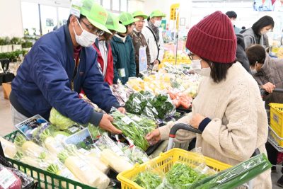 園芸教室受講生が育てた野菜を対面販売